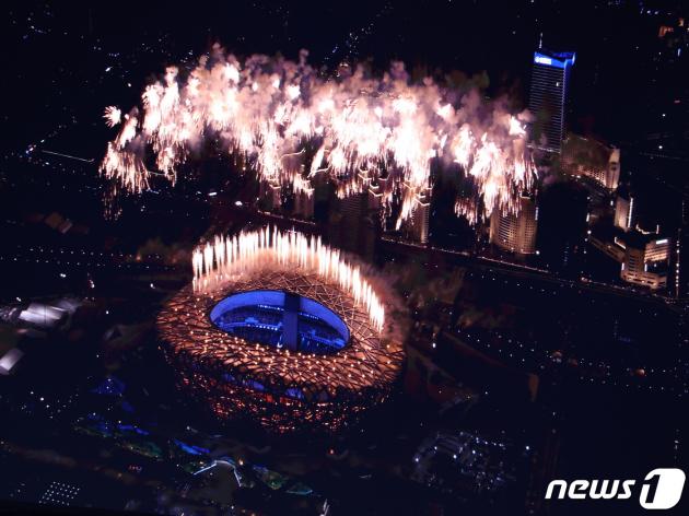 2022년 2월 4일 중국 베이징 국립 경기장에서 열린 2022 베이징 동계올림픽 개막식에서 폭죽이 밤하늘을 수놓고 있다. ⓒ News1 박지혜 기자
