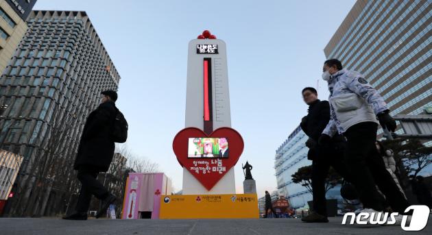 16일 서울 광화문광장에 설치된 사랑의 온도탑이 나눔온도 99.4도를 표시하고 있다. 2023.1.16/뉴스1 ⓒ News1 박지혜 기자