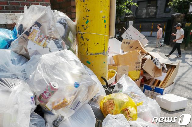 환경의 날을 맞은 5일 서울 마포구의 한 주택가에 투명 페트병과 플라스틱 용기, 캔 등 재활용 쓰레기가 분리되지 않고 혼합배출 돼 있다.  2023.6.5/뉴스1 ⓒ News1 민경석 기자