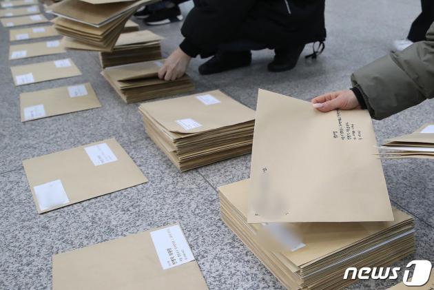 홍콩 지수 기반 ELS 피해자 모임 관계자들이 30일 오전 서울 여의도 국회 소통관에서 국회의원들에게 보낼 탄원서를 정리하고 있다. 2024.1.30/뉴스1 ⓒ News1 임세영 기자
