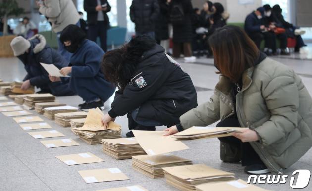 홍콩 지수 기반 ELS 피해자 모임 관계자들이 30일 오전 서울 여의도 국회 소통관에서 국회의원들에게 보낼 탄원서를 정리하고 있다. 2024.1.30/뉴스1 ⓒ News1 임세영 기자