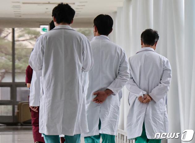 한 대학병원에서 의료진이 발걸음을 옮기고 있다. 2024.2.18/뉴스1 ⓒ News1 김도우 기자