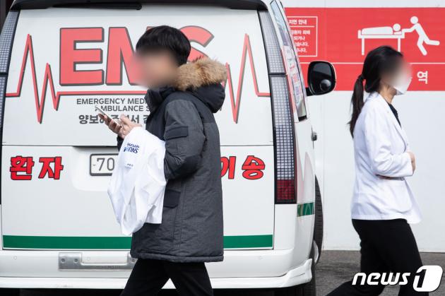 3일 서울 시내 한 대학병원에서 의료진들이 이동하고 있다.  2024.3.3/뉴스1 ⓒ News1 유승관 기자