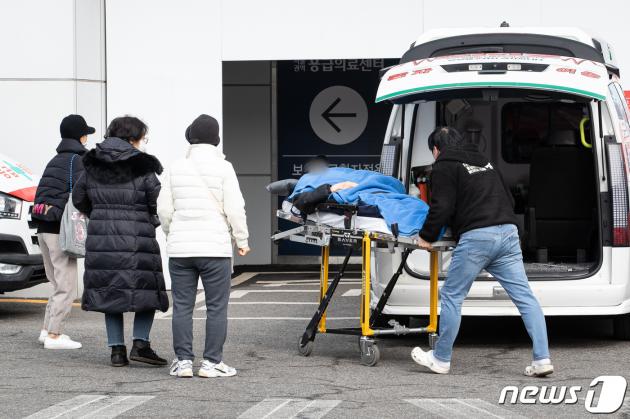 3일 서울 시내 한 대학병원에서 한 응급환자가 응급실로 이송되고 있다. 2024.3.3/뉴스1 ⓒ News1 유승관 기자