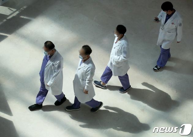 15일 대구의 한 대학병원에서 의료진이 이동하고 있다. 2024.3.15/뉴스1 ⓒ News1 공정식 기자