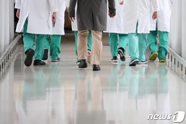 의료대란이 장기화되고 있는 가운데 28일 서울의 한 대학병원에서 의료진이 이동하고 있다.  2024.3.28/뉴스1 ⓒ News1 이승배 기자
